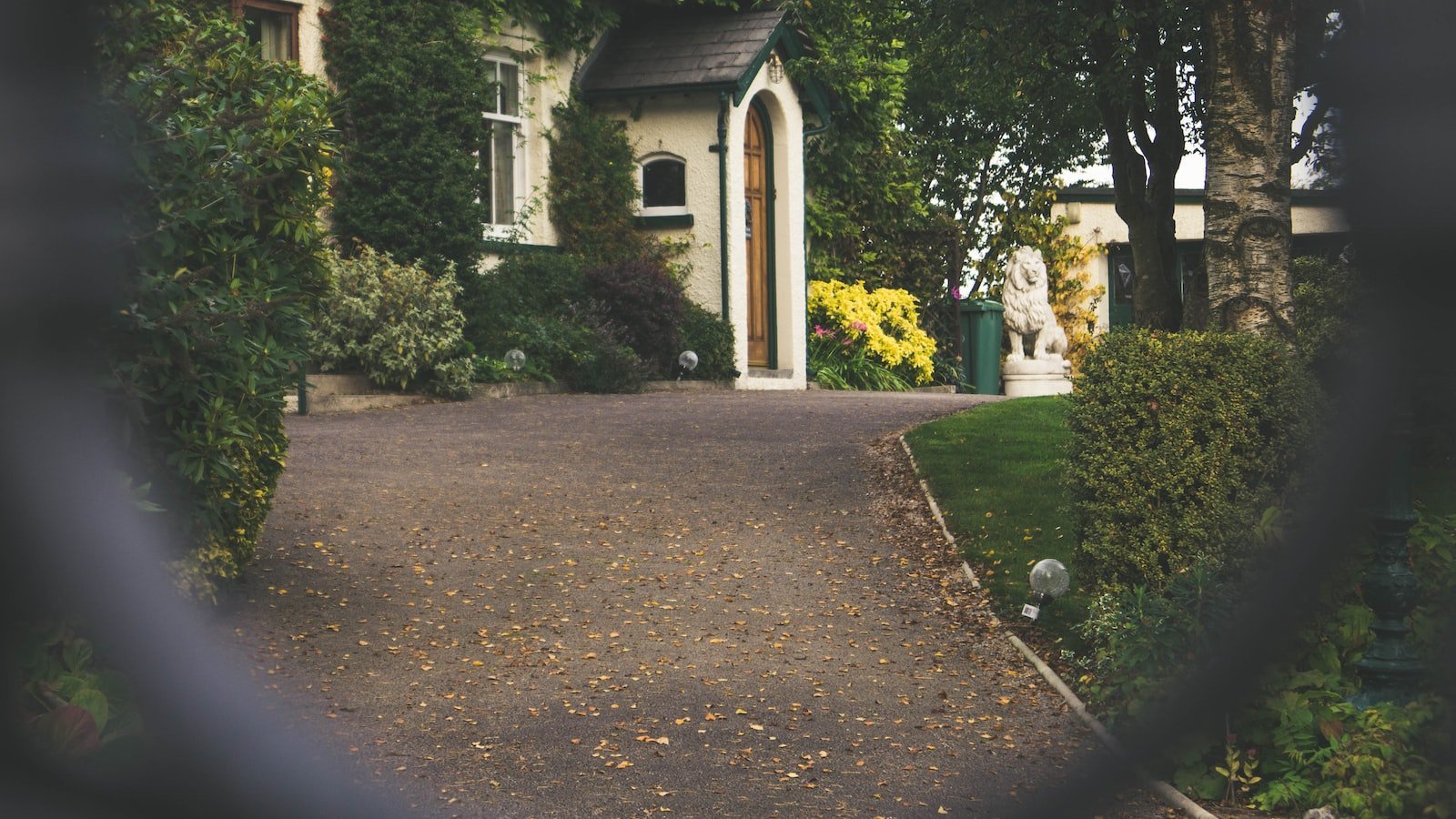 Here are 3-4 consecutive headings for an article about