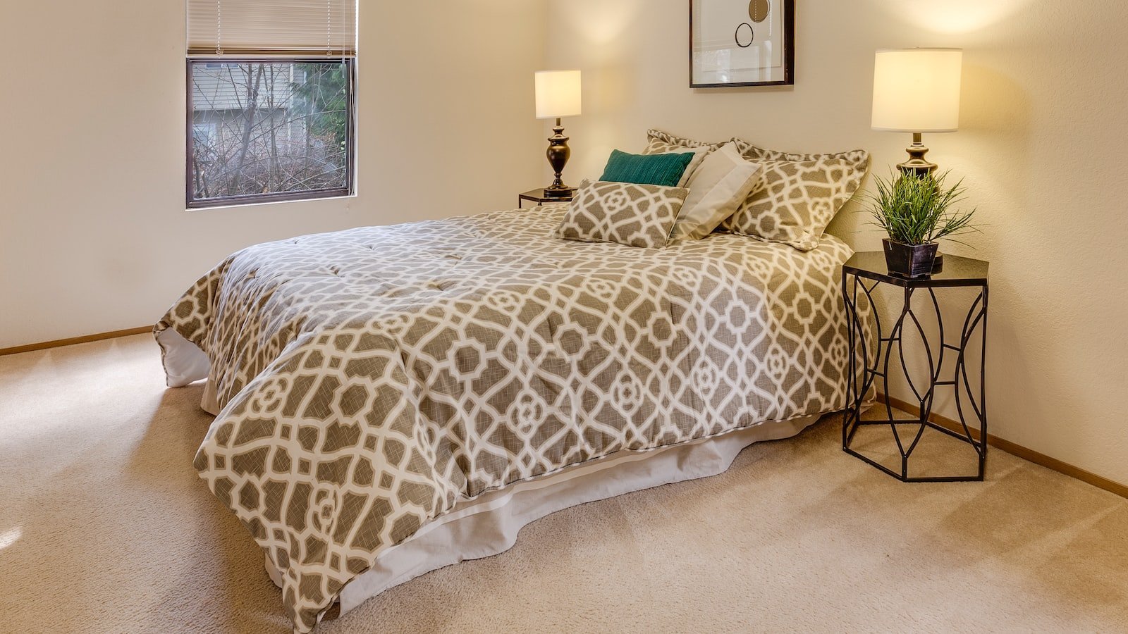 - Uncover ​the opulent interiors ⁣and lavish amenities awaiting‌ prospective buyers in Pinecrest