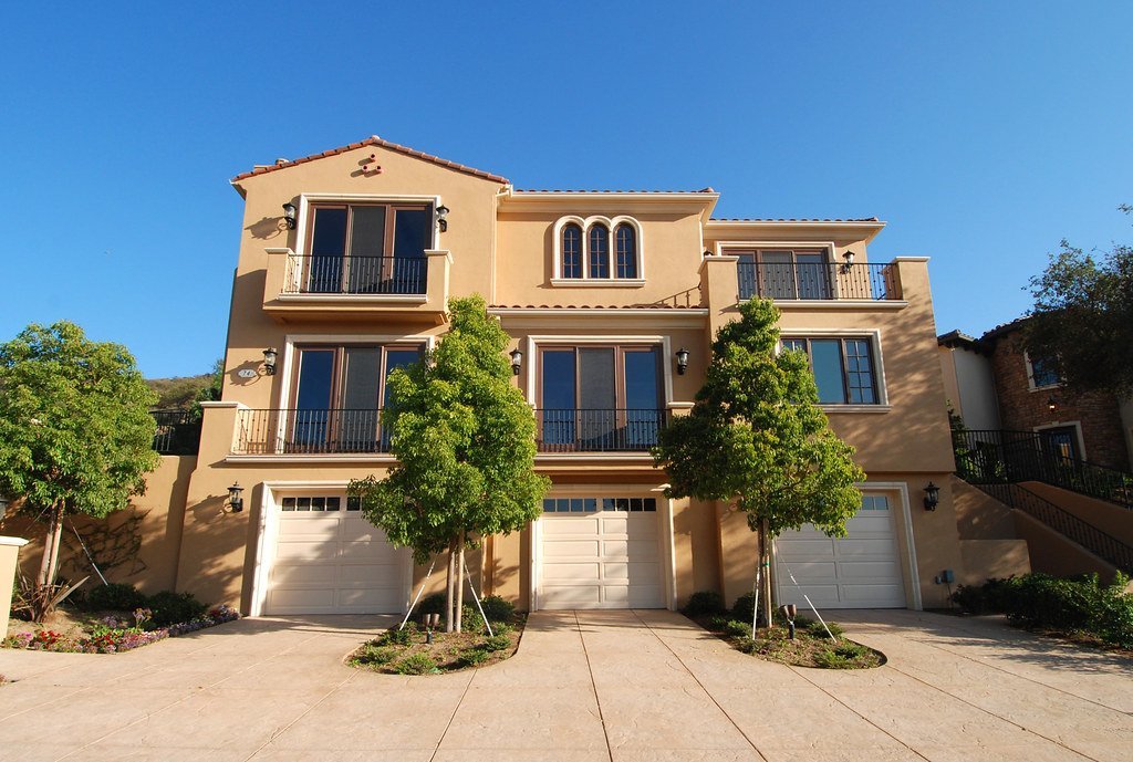 - Exploring the Advantages of Townhomes for Sale in Satellite Beach FL: A Haven of Convenience and Comfort