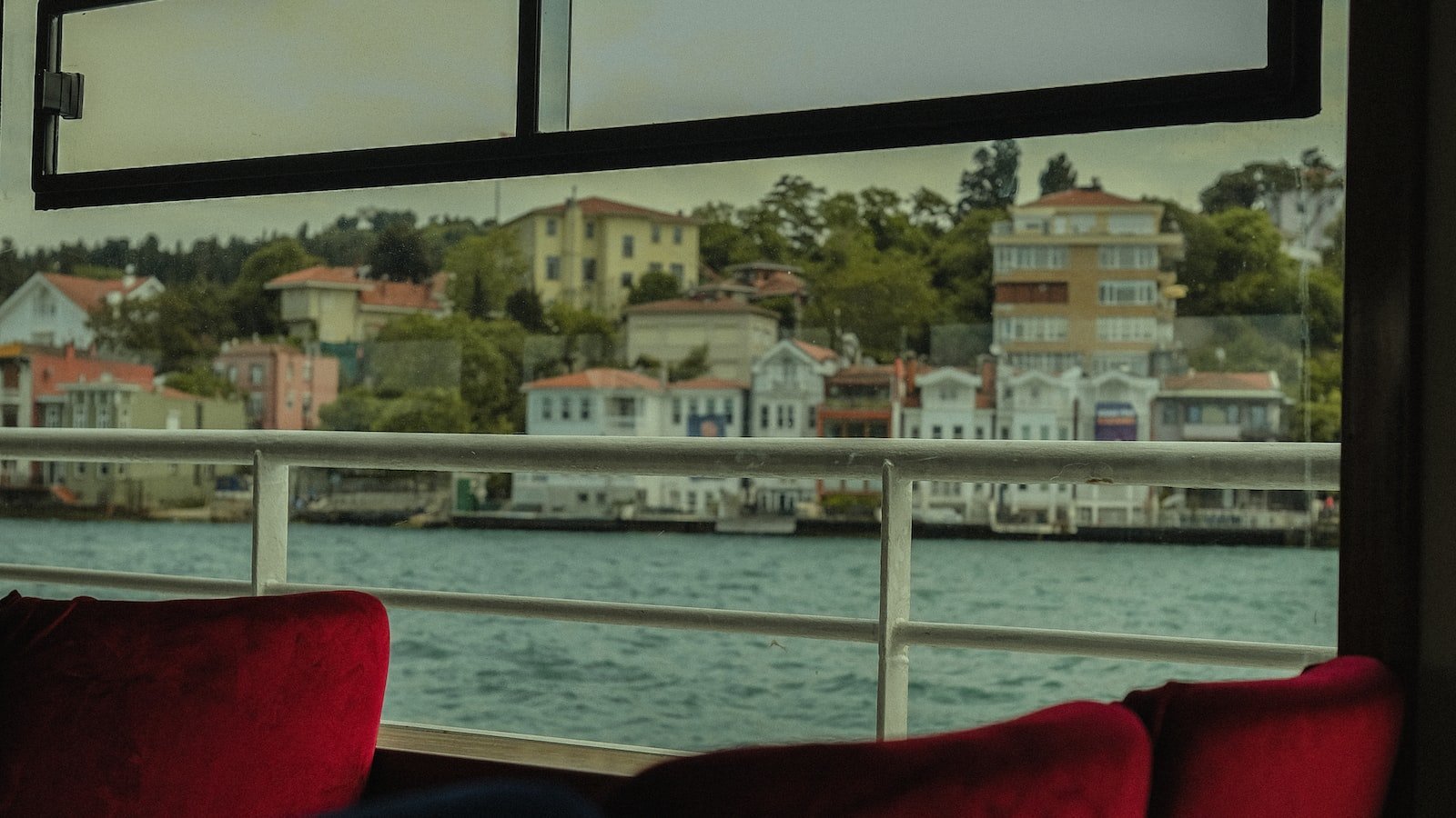 Indulge in the beauty of ​waterfront⁤ living with a diverse range of homes for sale in Port St. Lucie FL, featuring stunning views of⁤ rivers, lakes, and canals. Uncover the tranquility and serenity these properties offer, along with the recreational activities and perks that come with living⁤ near the ⁣water