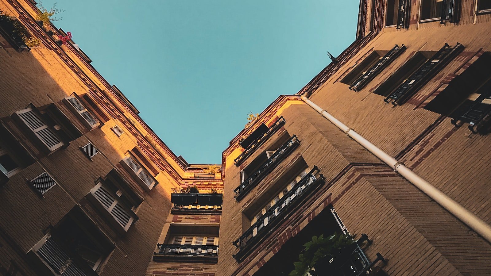 - Finding your dream ‍home: Essential ​factors to ⁣consider when buying a ‍house in Bay Harbor Islands, FL