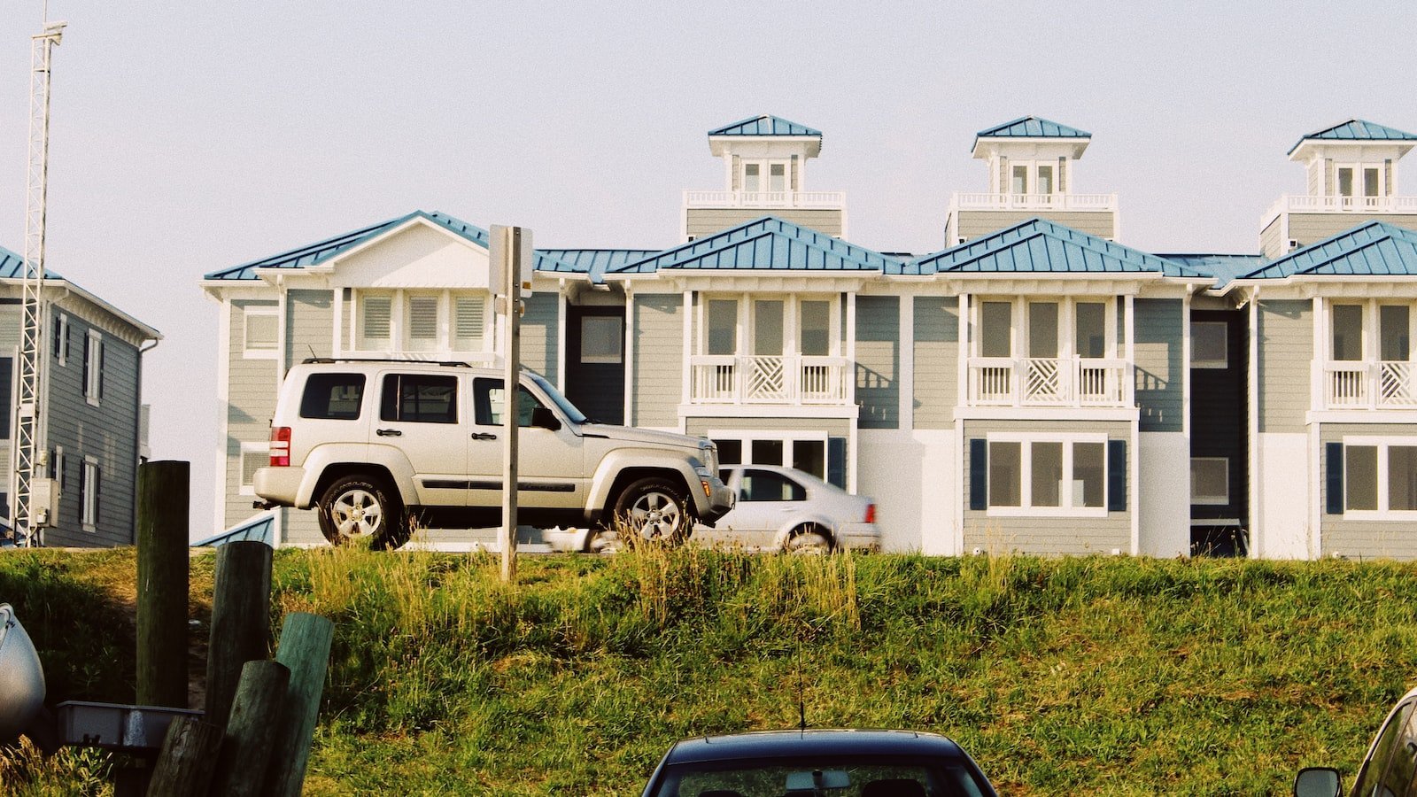 Exploring the Pros and Cons of Purchasing a Townhome in Eagle Lake FL