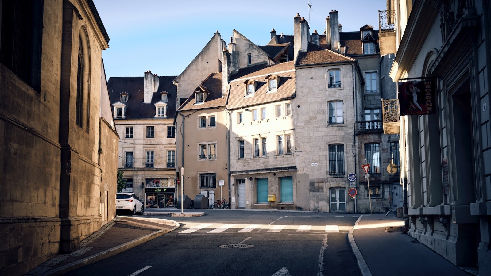 Explore the Best Neighborhoods for House Hunting in Hallandale Beach FL